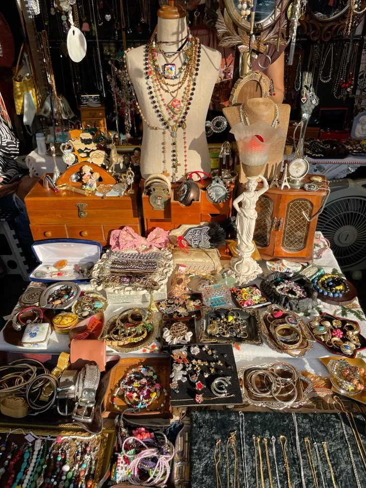 3eafbe332fe9f6ff2e07dcc3e749cd88 Garage sale for her